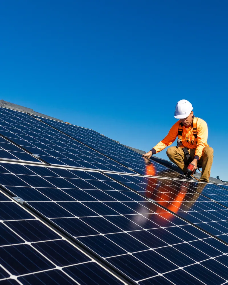 Panneaux solaires installés sur la toiture d'une villa marocaine