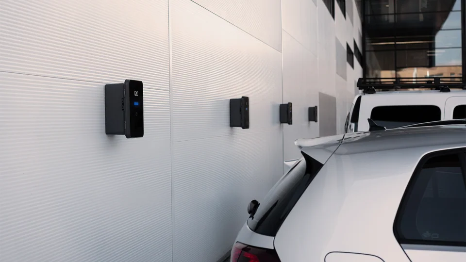 Bornes V2C Trydan installées en parking sur mur