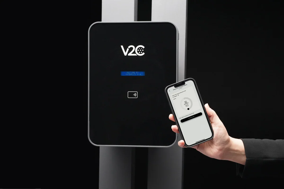 Borne de recharge V2C Trydan : façade, écran et pilotage par application mobile